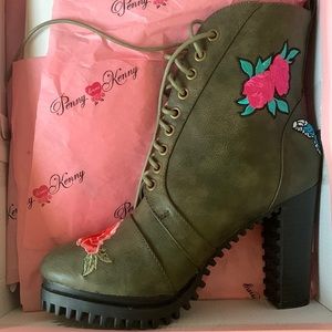 BNIB PENNY LOVES KENNY GREEN BOOTS